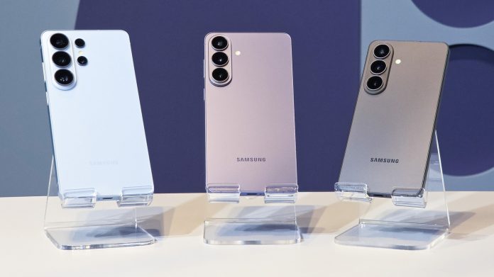 What That Small Flashing Dot On Your Samsung Phone Is What That Small Flashing Dot On Your Samsung Phone Is Trying To Tell You